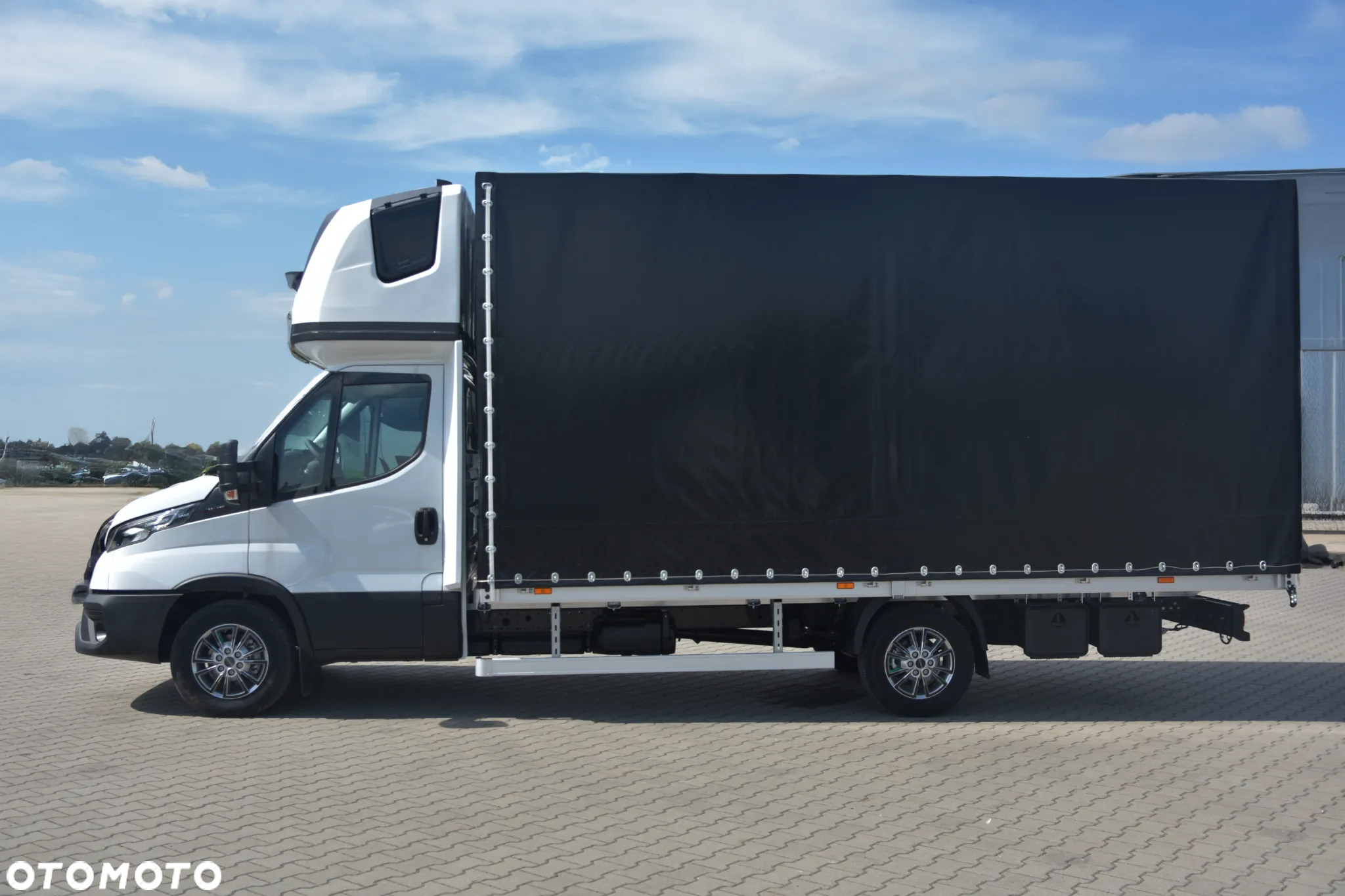 Iveco Daily zabudowa 10EP międzynarodowa kabina sypialna - 3