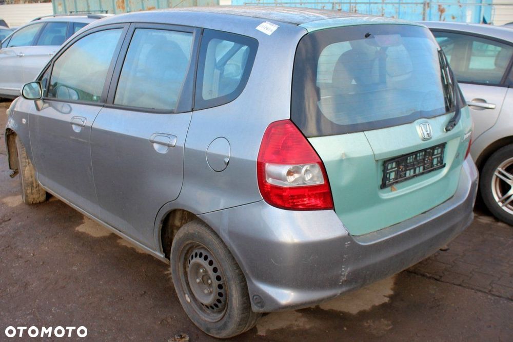 Honda Jazz II 2006 1.2i L12A4 HB5D (MASKA, ZDERZAK, LAMPA, BŁOTNIK, DRZWI, SZYBA, FOTEL) - 4