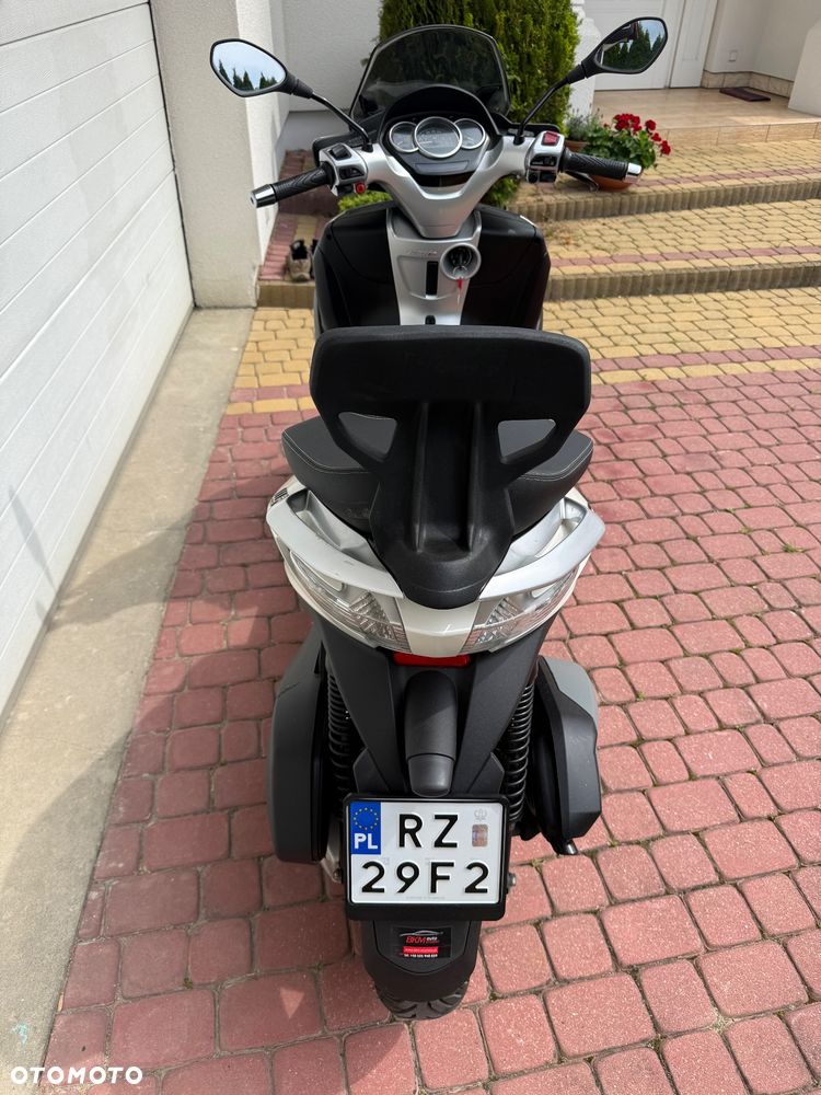 Piaggio MP-3 - 11