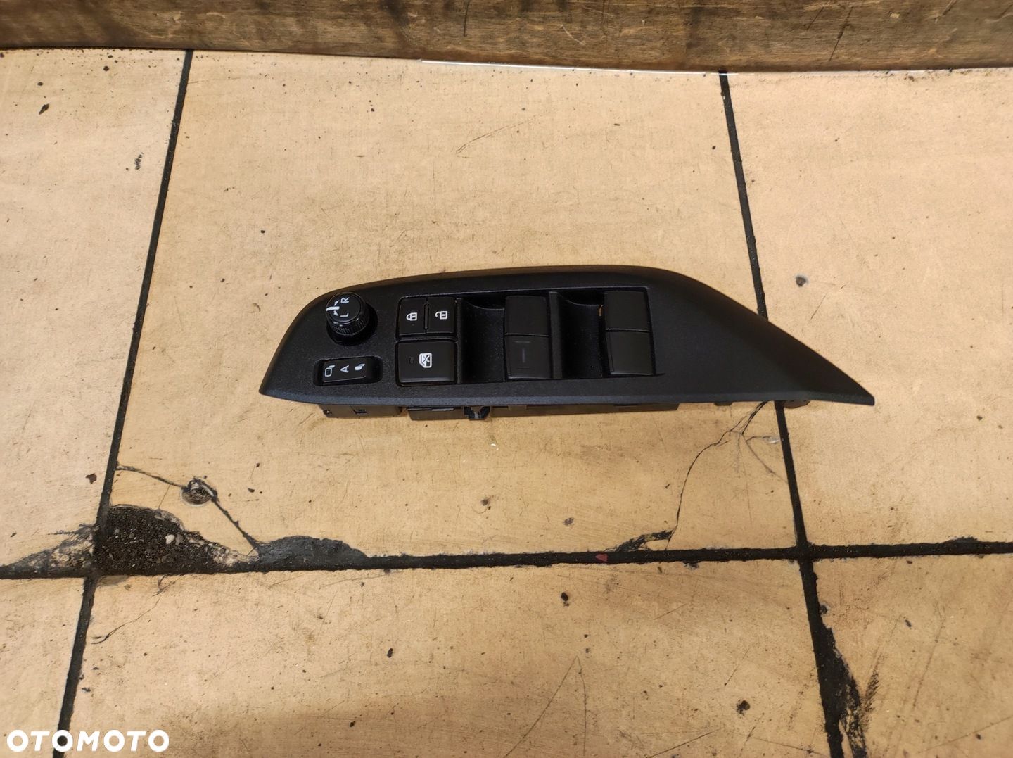 Panel przełącznik sterowania szyb lewy przód Yaris Cross EU - 1