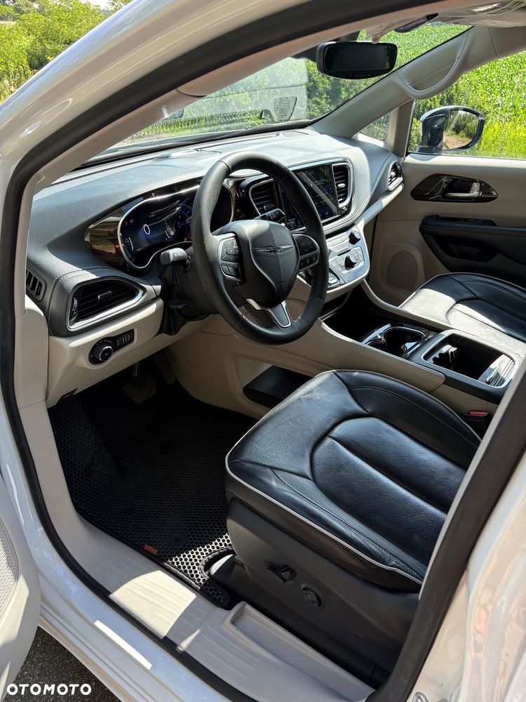 Chrysler Pacifica - 16