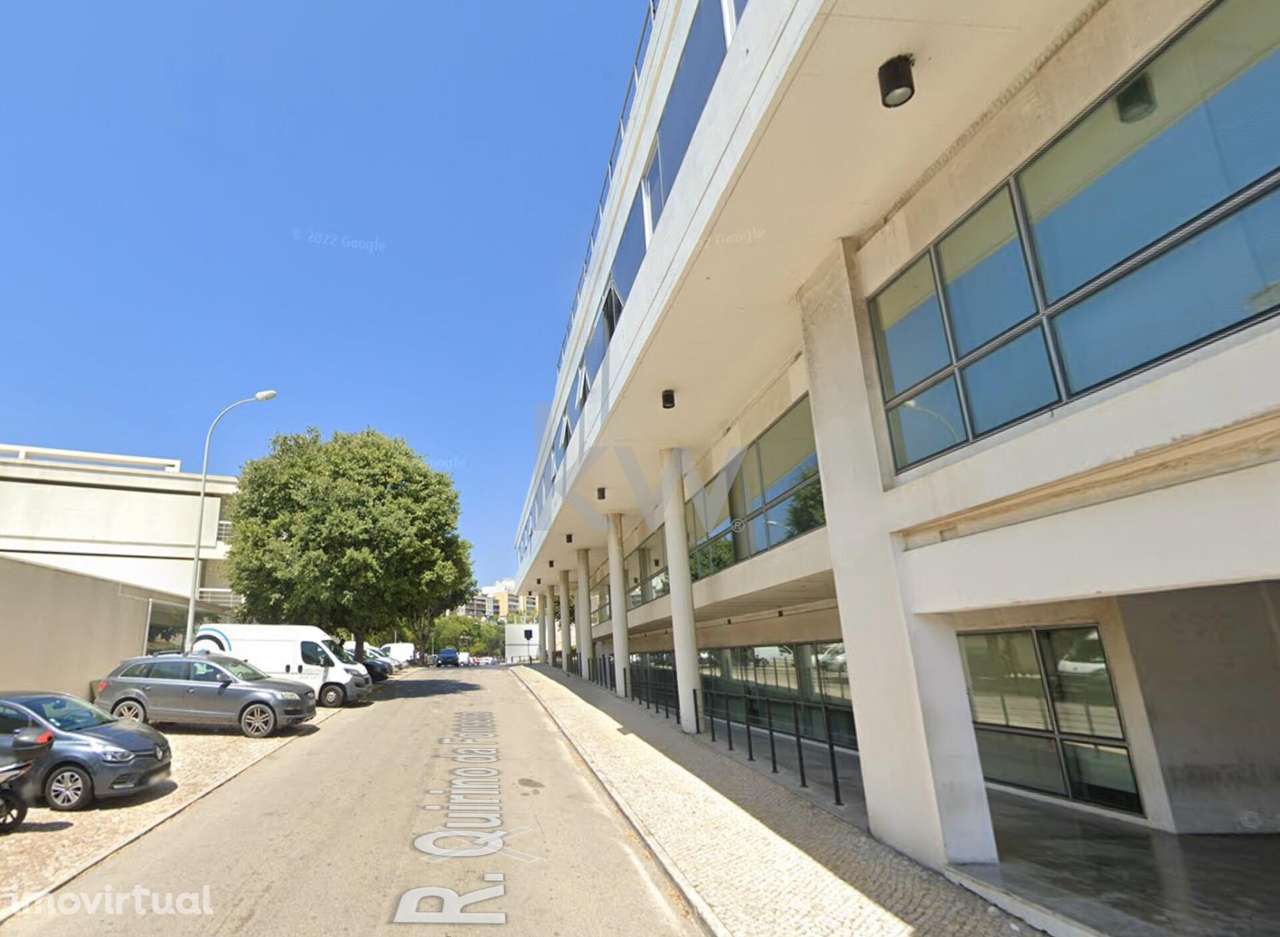 Escritório com 126 m2 e 2 lugares de estacionamento em Algés. 4% Yield - Grande imagem: 3/15