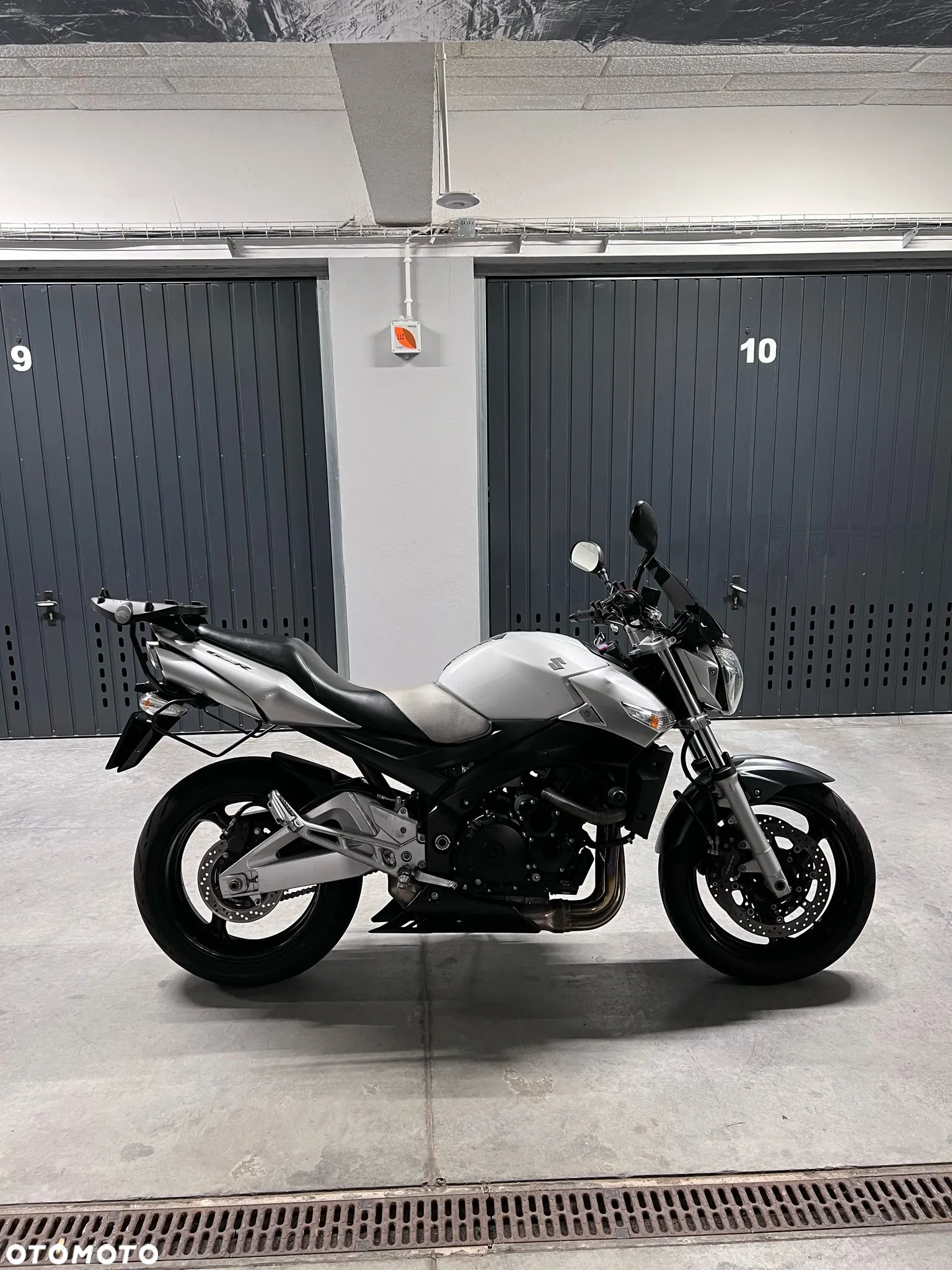 Suzuki GSR - 2