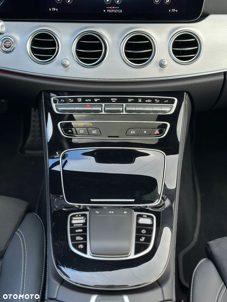 Mercedes-Benz Klasa E 300 d 4Matic T 9G-TRONIC AMG Line - 23