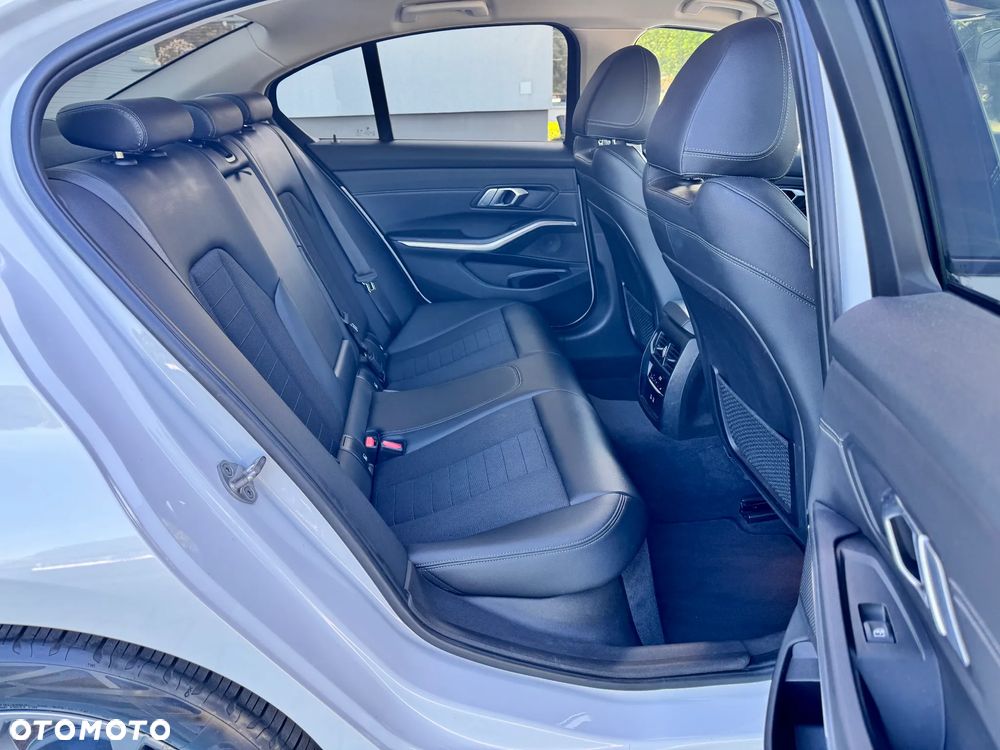 BMW Seria 3 318i Sport Line - 22