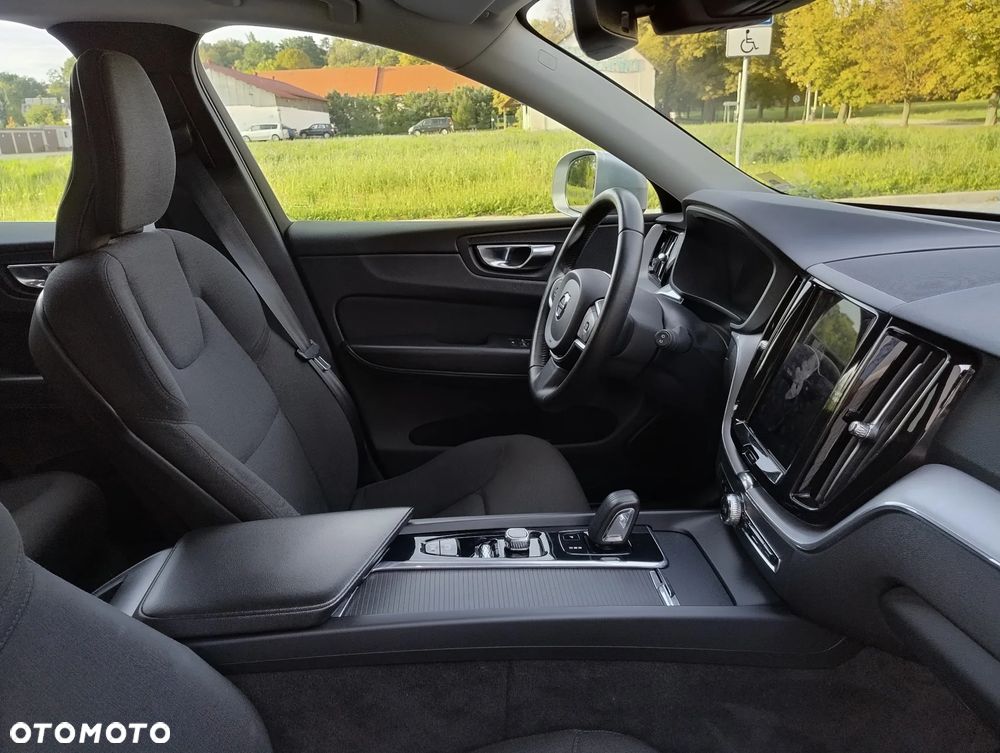 Volvo XC 60 B5 B AWD Momentum Pro - 20