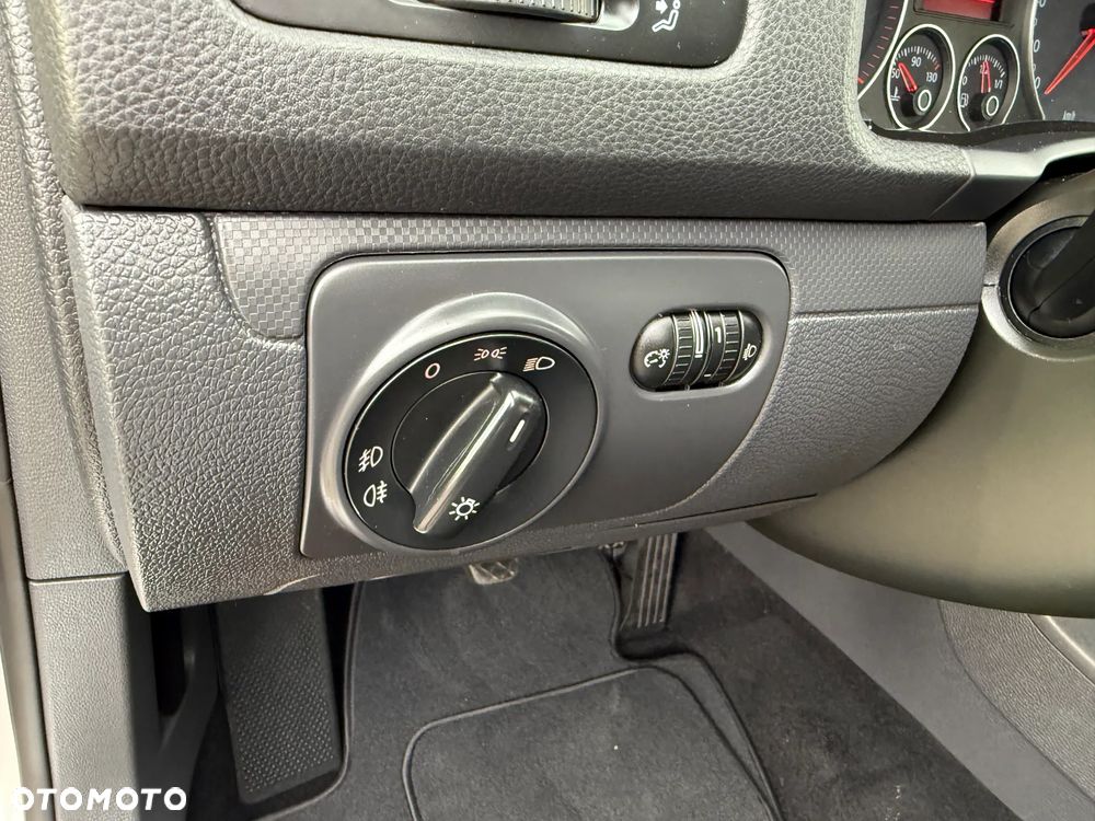 Volkswagen Golf 1.9 TDI DPF Edition BlueMotion - 25