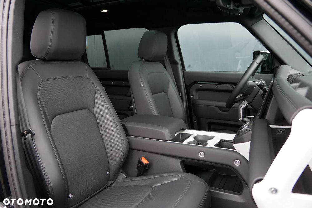 Land Rover Defender 110 D250 X-Dynamic SE - 29