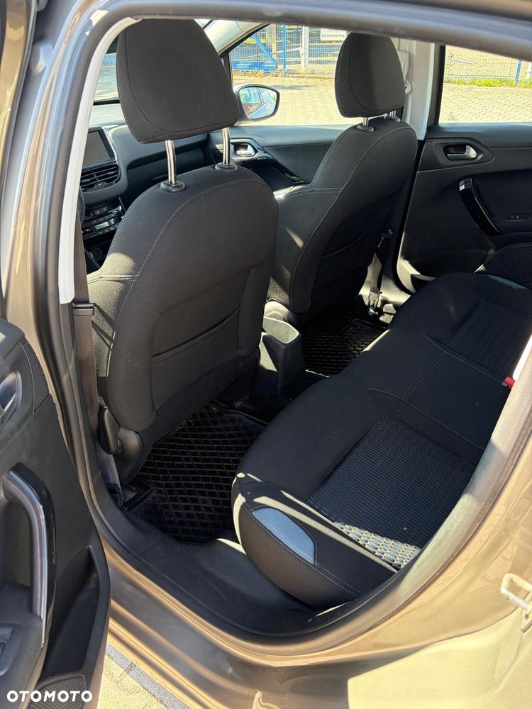 Peugeot 208 - 10