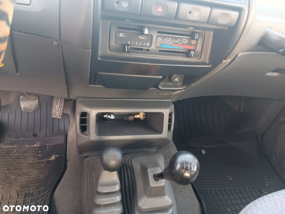 Nissan Terrano 2.4 SR - 21