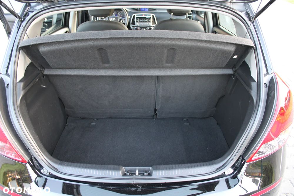 Hyundai i20 ver-1-4-150-jahre - 18
