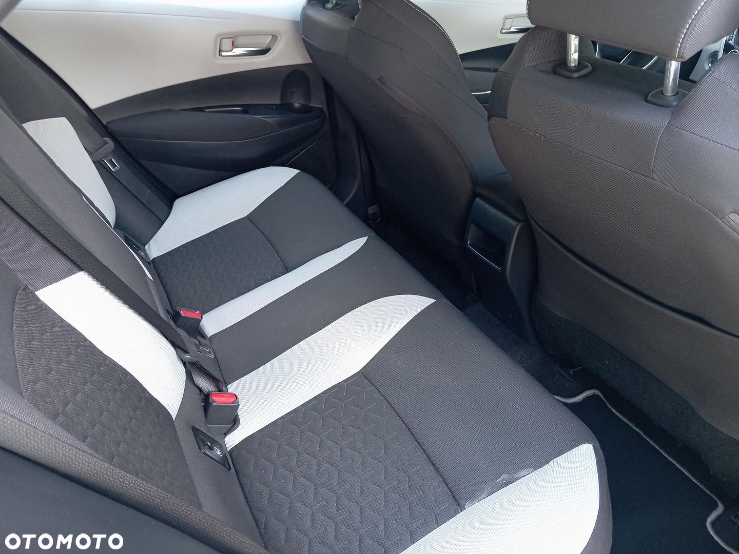 Toyota Corolla 1.8 Hybrid Comfort - 13