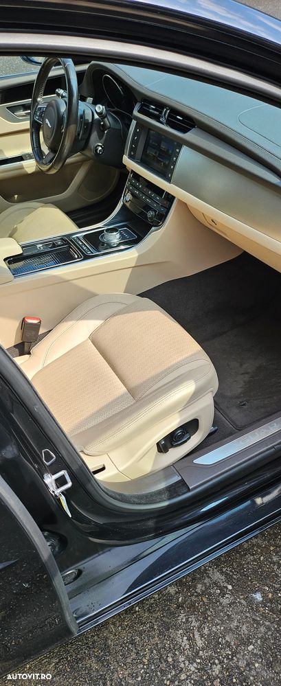 Jaguar XF 20d RWD Prestige - 11