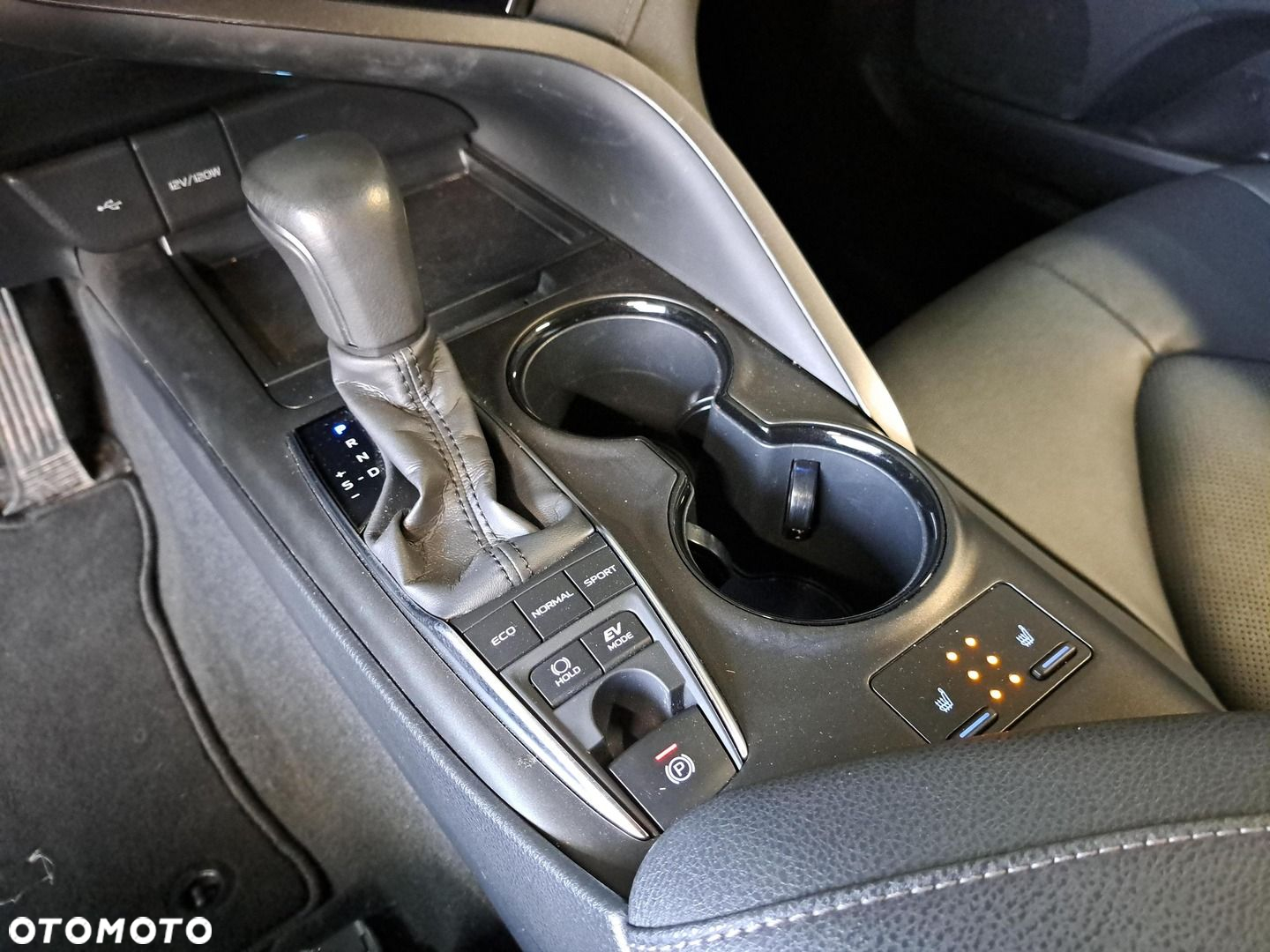 Toyota Camry 2.5 Hybrid Comfort CVT - 27