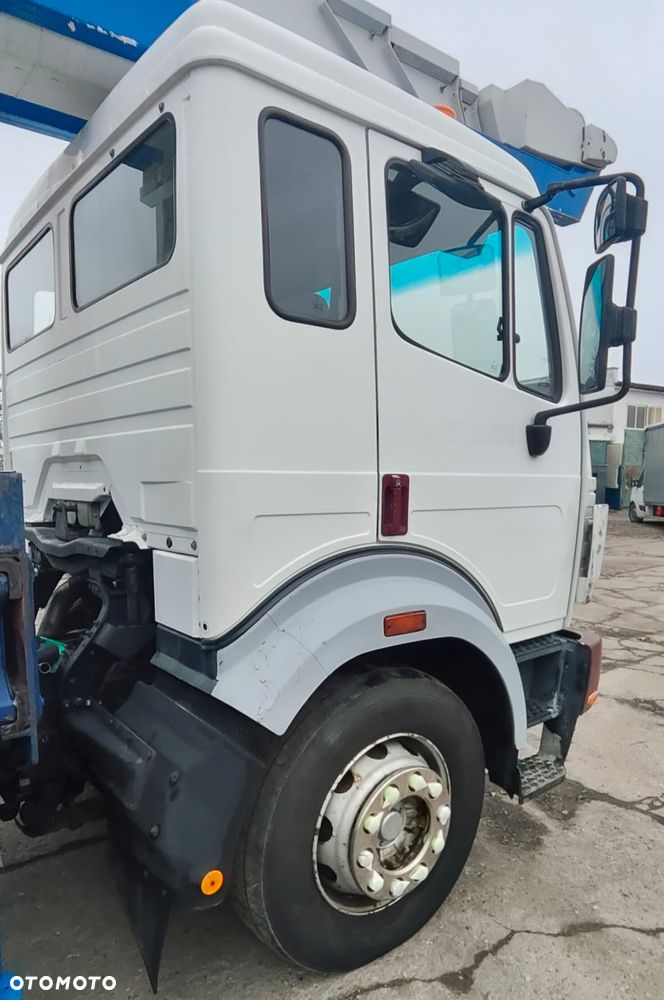 Mercedes-Benz 1827 - 2