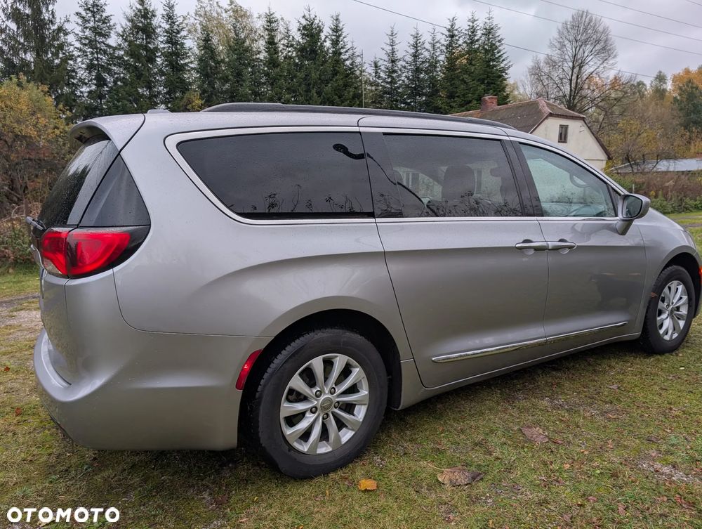 Chrysler Pacifica - 5