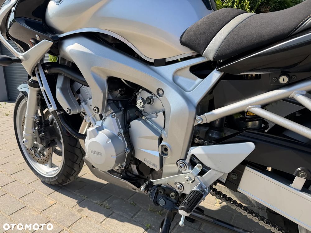 Yamaha FZ - 28