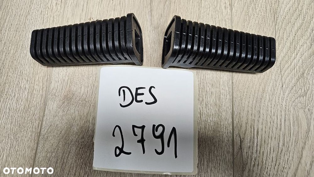 Guma podnóżka kierowcy para Suzuki Intruder 600 700 800 1400  43551-38B00 - 1