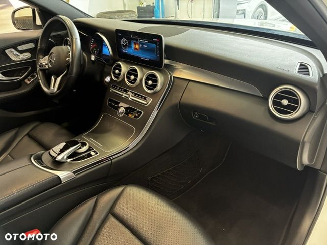 Mercedes-Benz Klasa C 300 4Matic 9G-TRONIC AMG Line - 17