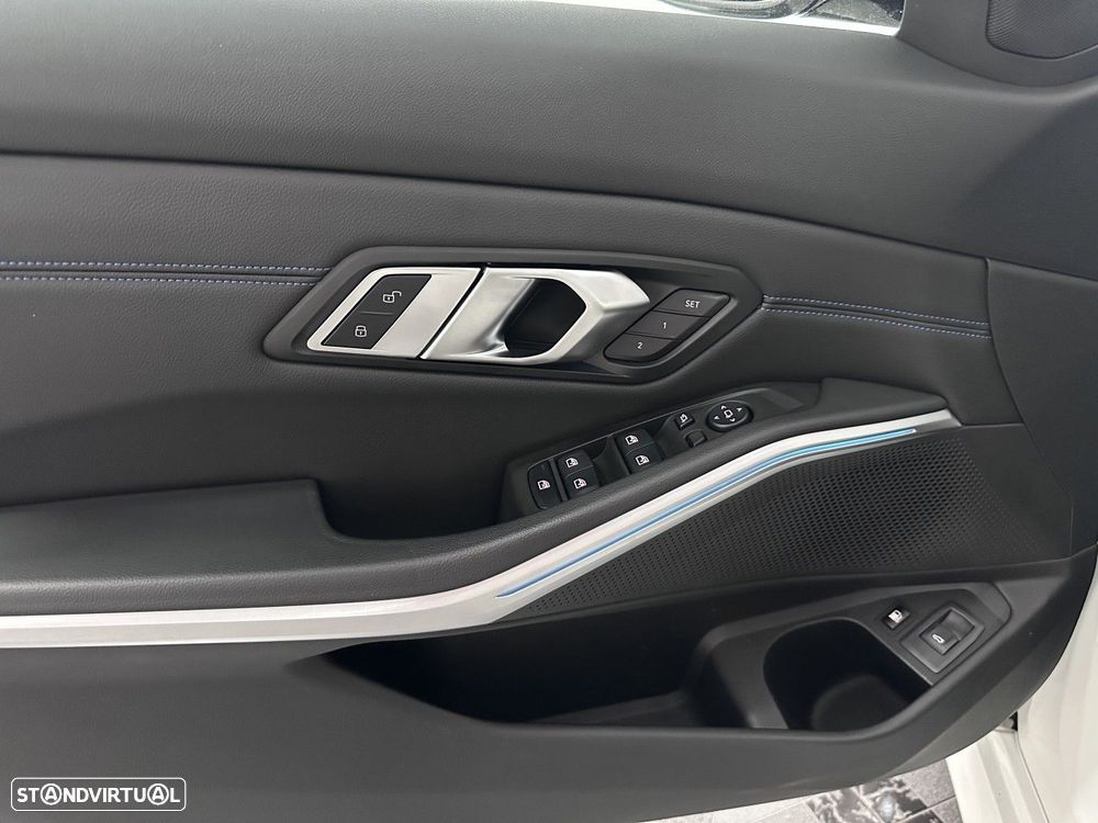 BMW 330 e Pack Desportivo M Pro Auto - 26