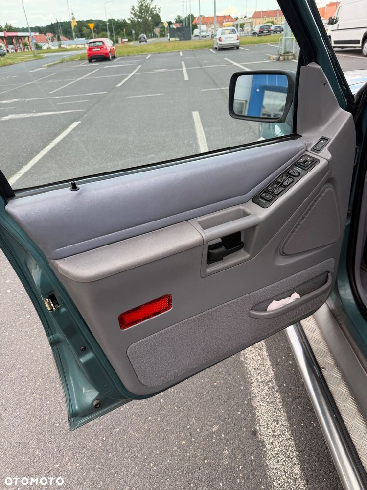 Ford Explorer Standard - 19