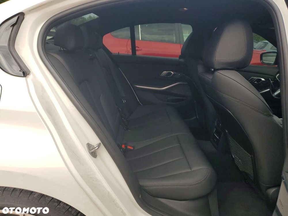 BMW Seria 3 330i M Sport - 9