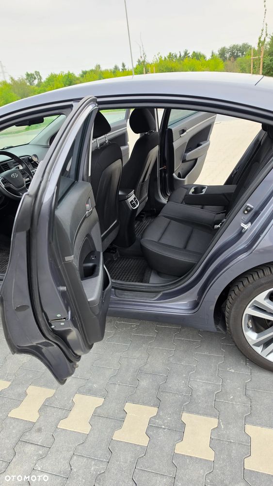 Hyundai Elantra 1.6 Style - 12