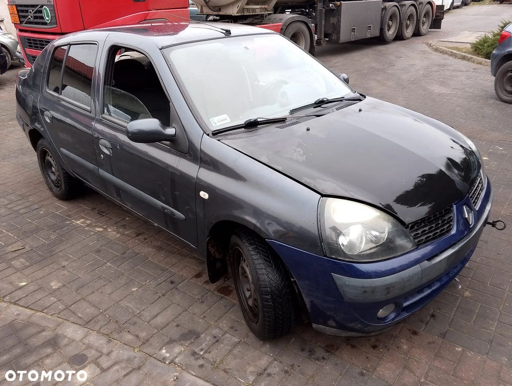 Renault Thalia (01-03r.) 1.5 DCI 65KM. Silnik K9K 700 Skrzynia JB3976 lakier TE866. Cały na części. GWARANCJA !!!  Przód Tył Zestaw Komplet Drzwi Klapa Zderzak Błotnik Maska Grill Atrapa Szyba Pas Lampa Lusterko Boczki Fotel Kanapa Kokpit Deska Rozdzielcza Przełącznik Włącznik Sterownik Przewody Wiązka Instalacja Moduł Komputer Czujnik Listwa Pompa Alternator Wtryski Głowica Rozrusznik Kompresor Sprzęgło Dwumas Silnik Skrzynia ABS Klimatyzacji Paliwa Wspomagania Kolektor Turbina Przepustnica Zawór Chłodnica Koło Hak Belka Sanki Zawieszenie Mcpherson Półoś Amortyzator Wydech Tłumik Zacisk Most - 3