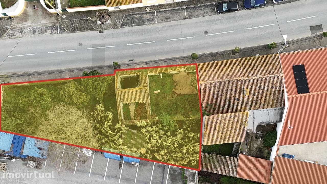 Moradia para recuperação com quintal situado na Azinhaga - Grande imagem: 4/24