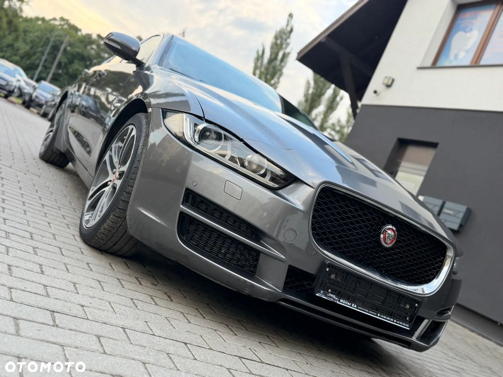 Jaguar XE 2.0 D Portfolio - 20