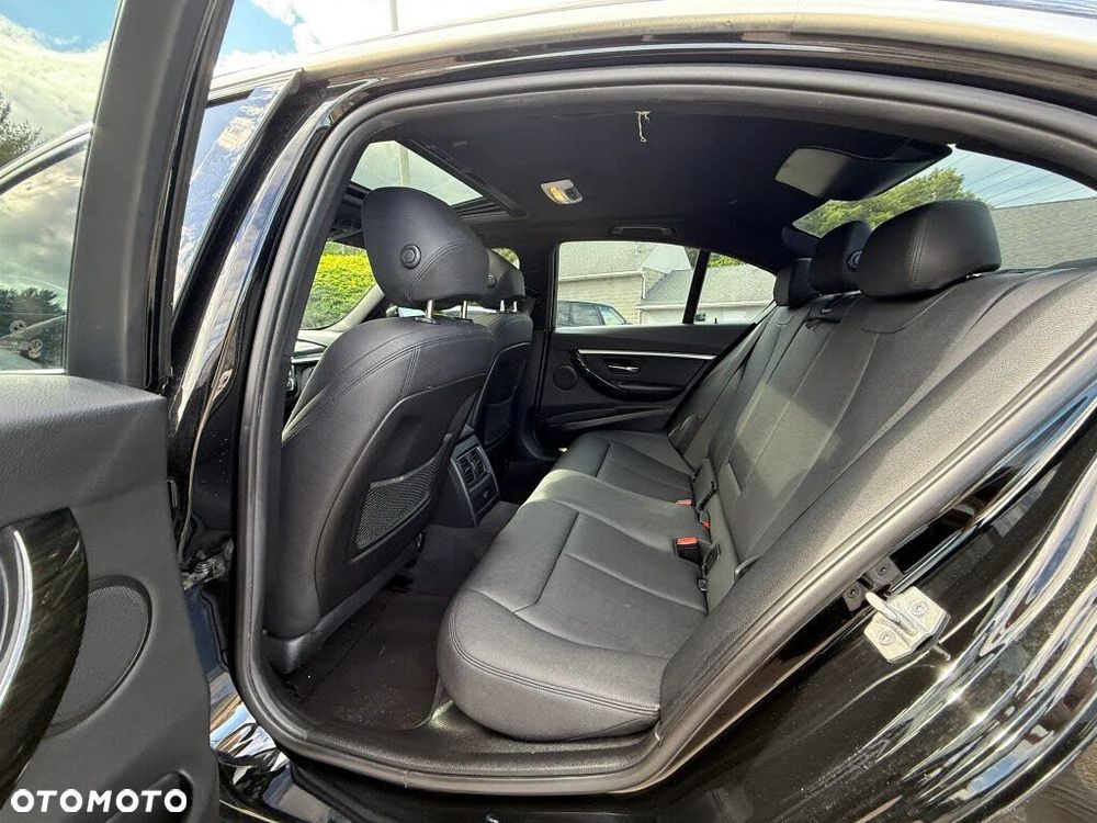 BMW Seria 3 330i xDrive - 16