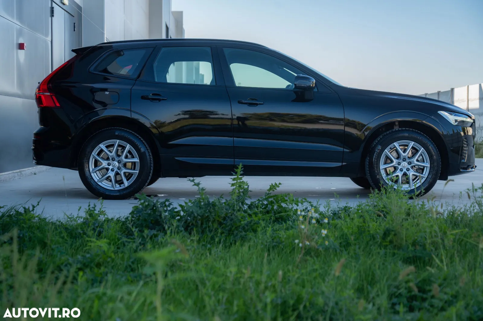 Volvo XC 60 B5 B AWD Plus Black Edition - 4