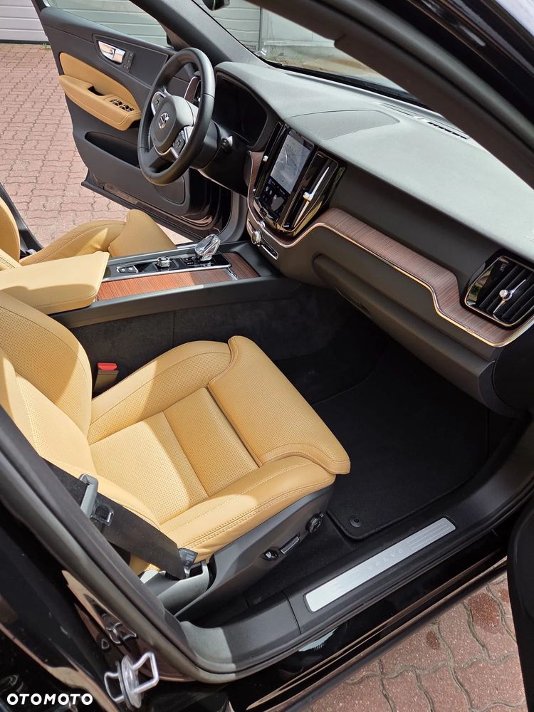 Volvo XC 60 B5 B AWD Plus Dark - 11