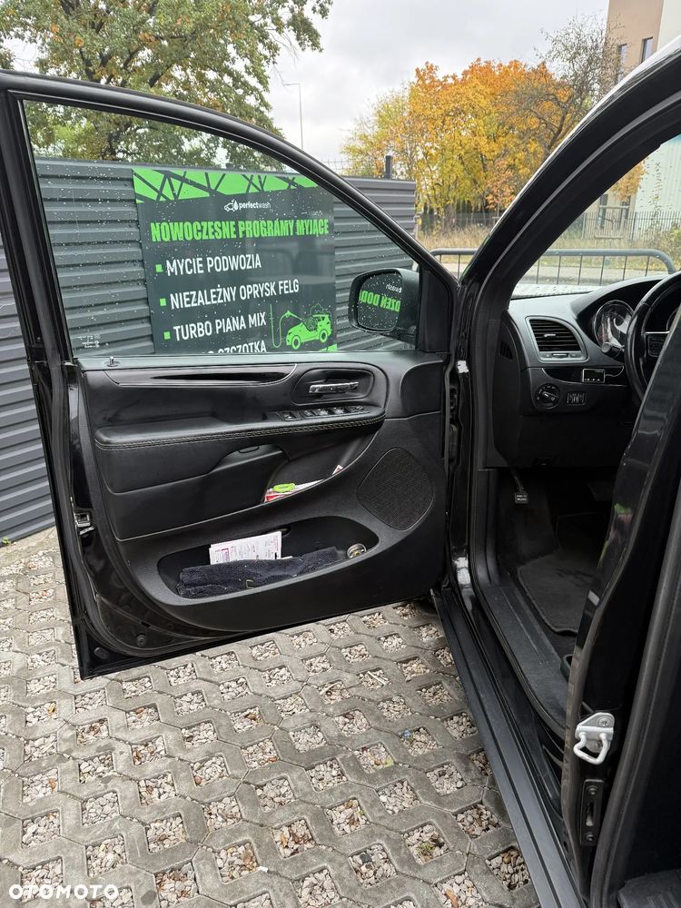 Chrysler Town & Country - 10