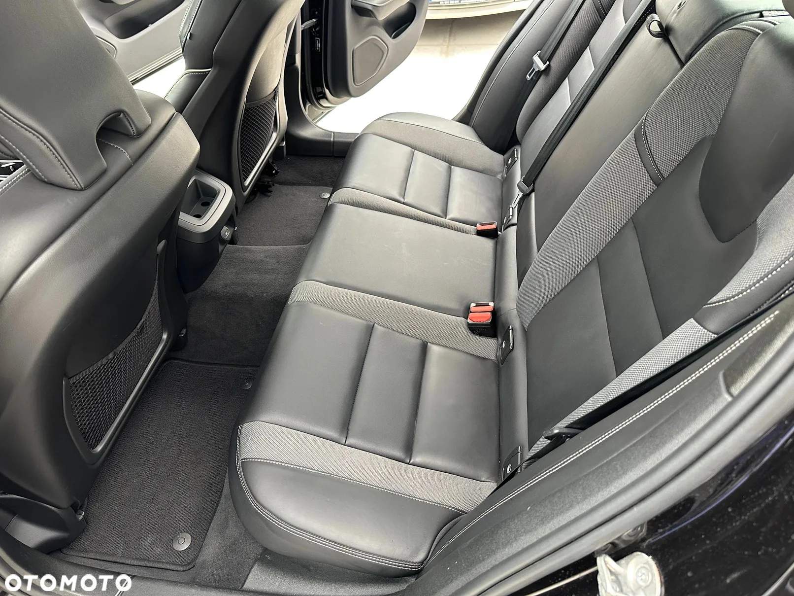 Volvo S60 B5 B AWD Plus Dark - 8