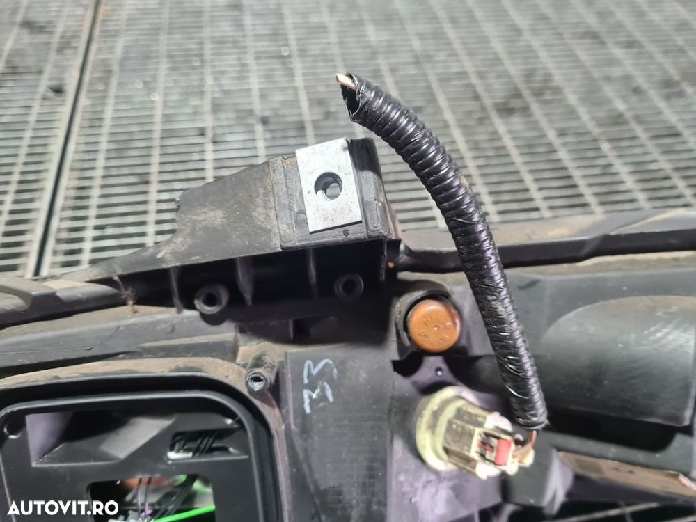 Far Dreapta Jeep Cherokee V 2013 - 2017 SUV 4 Usi (951) Fara xenon - 6