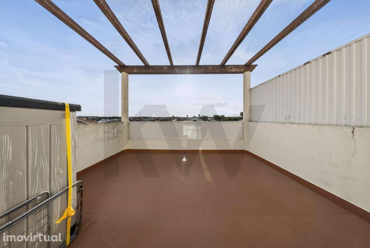 Moradia T3 Duplex com Suite, Closet e Terraço - Quinta do Conde - Grande imagem: 2/42