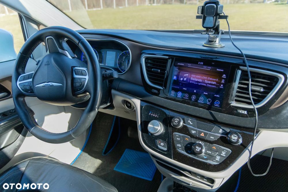 Chrysler Pacifica - 32