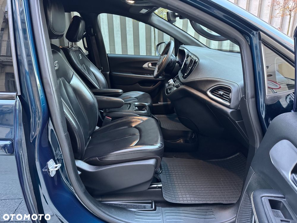 Chrysler Pacifica - 33
