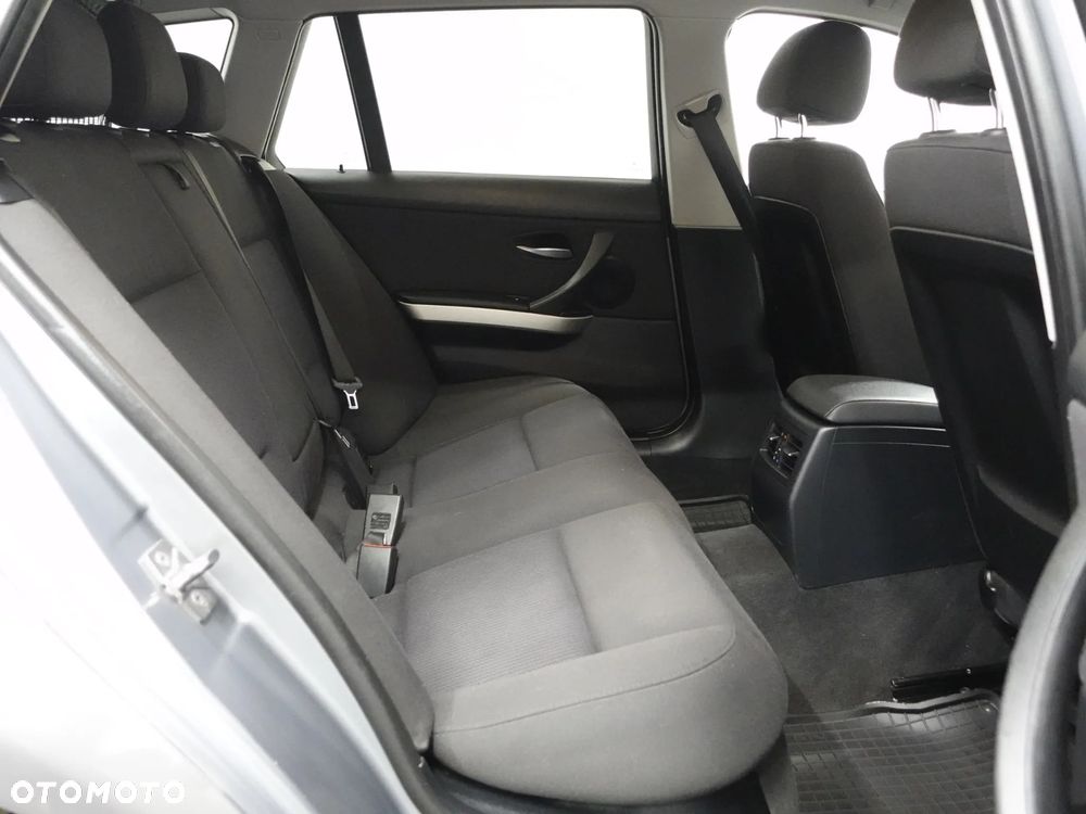 BMW Seria 3 320d xDrive DPF - 24