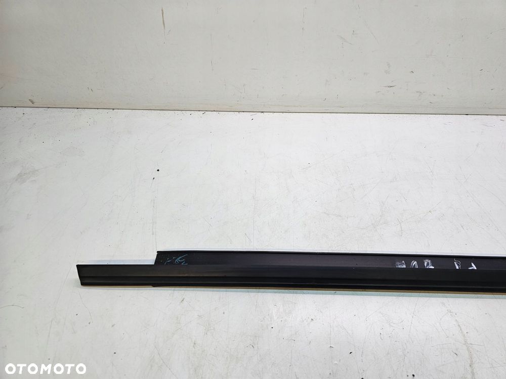 LISTWA PRAWY TYŁ MAT DRZWI AUDI A3 8V SEDAN 8V5839478A - 2