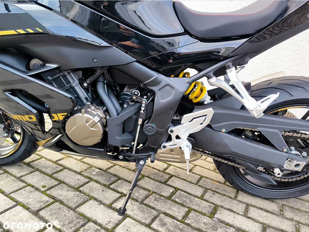 QJMOTOR SRK 800RR - 18