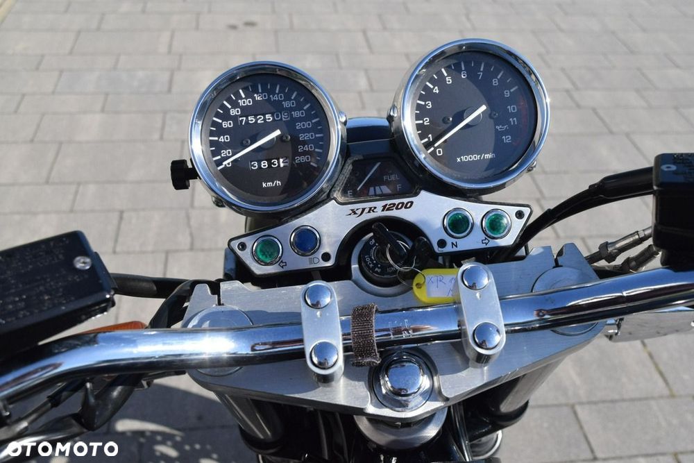 Yamaha XJR - 11