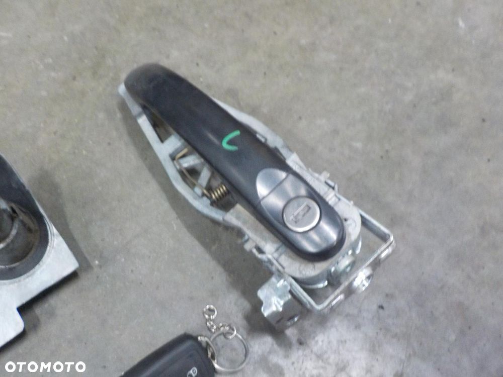 VW T6 STACYJKA  KLAMKA LEWA WKŁADKA TYŁ - 4