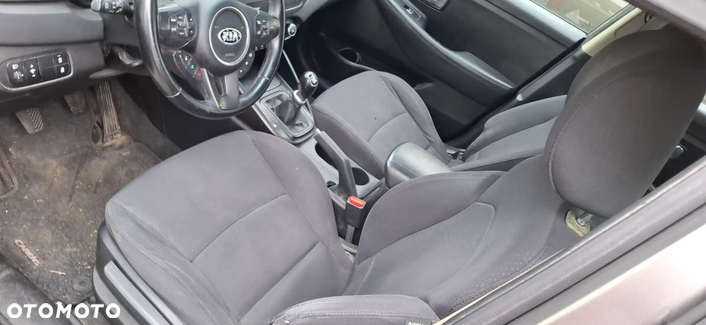Kia Carens - 10