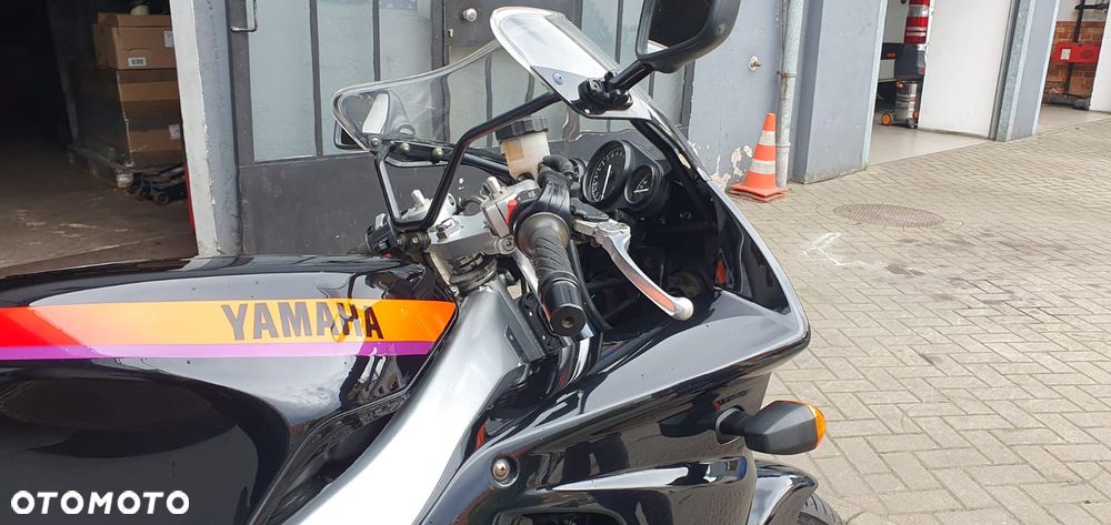 Yamaha FZR - 33