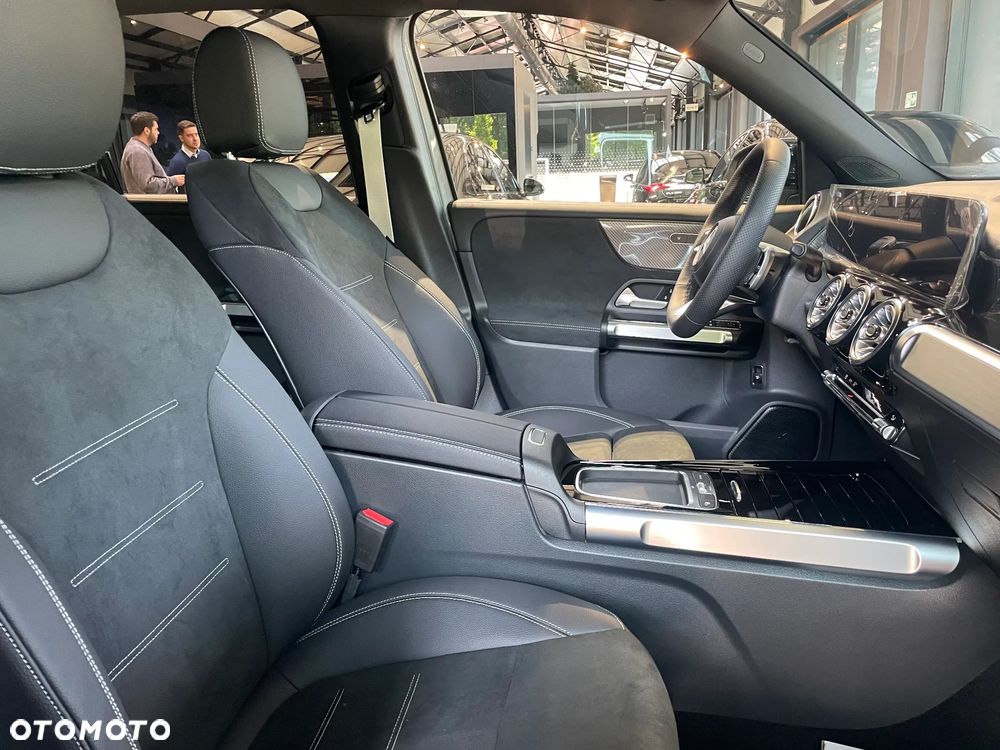 Mercedes-Benz GLB 200 AMG Line 7G-DCT - 7