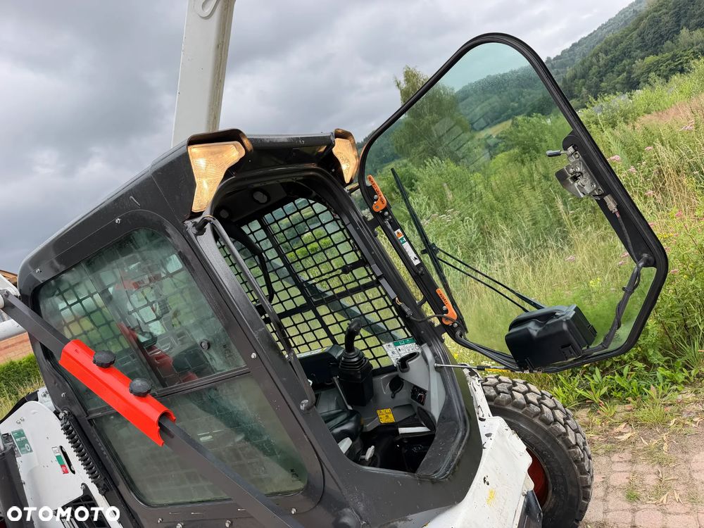 Bobcat S530. Ładowarka 4x4 wózek terenowy. Łyżka. Pełne sterowanie z dżojstika jazda i praca. Aktualne serwisy DEKRA 2026r. Silnik Kubota 4cyl 55km. Maszyna Jak Nowa z Salonu! Pochodzi z Norweskiego Gospodarstwa! 2020 rok 1724 mtg! Zero luzów i wycieków. Bardzo mocna i wydajna maszyna o małych gabarytach! Idealna do stajni oraz Budownictwa. OKAZJA TANIO 3 wyjścia Hydrauliczne pod urządzenia!! Wszystkie opony jak nowe .Kabina ogrzewana pełne szkło + drzwi. Po serwisach. Potężna moc. OKAZJA - 29