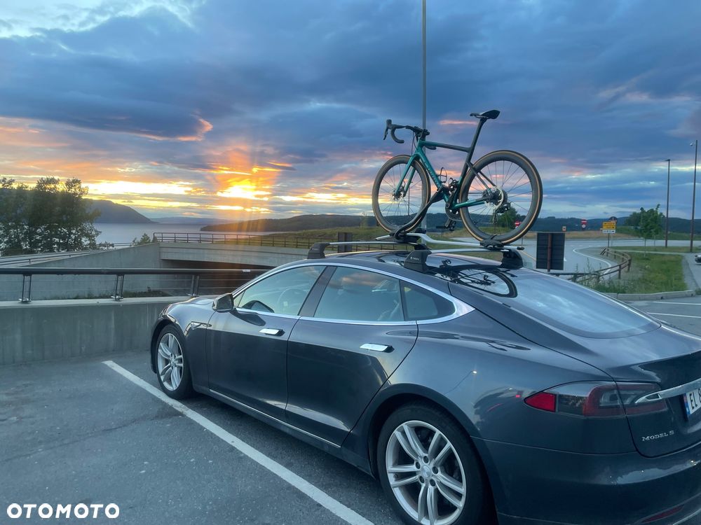 Tesla Model S - 4