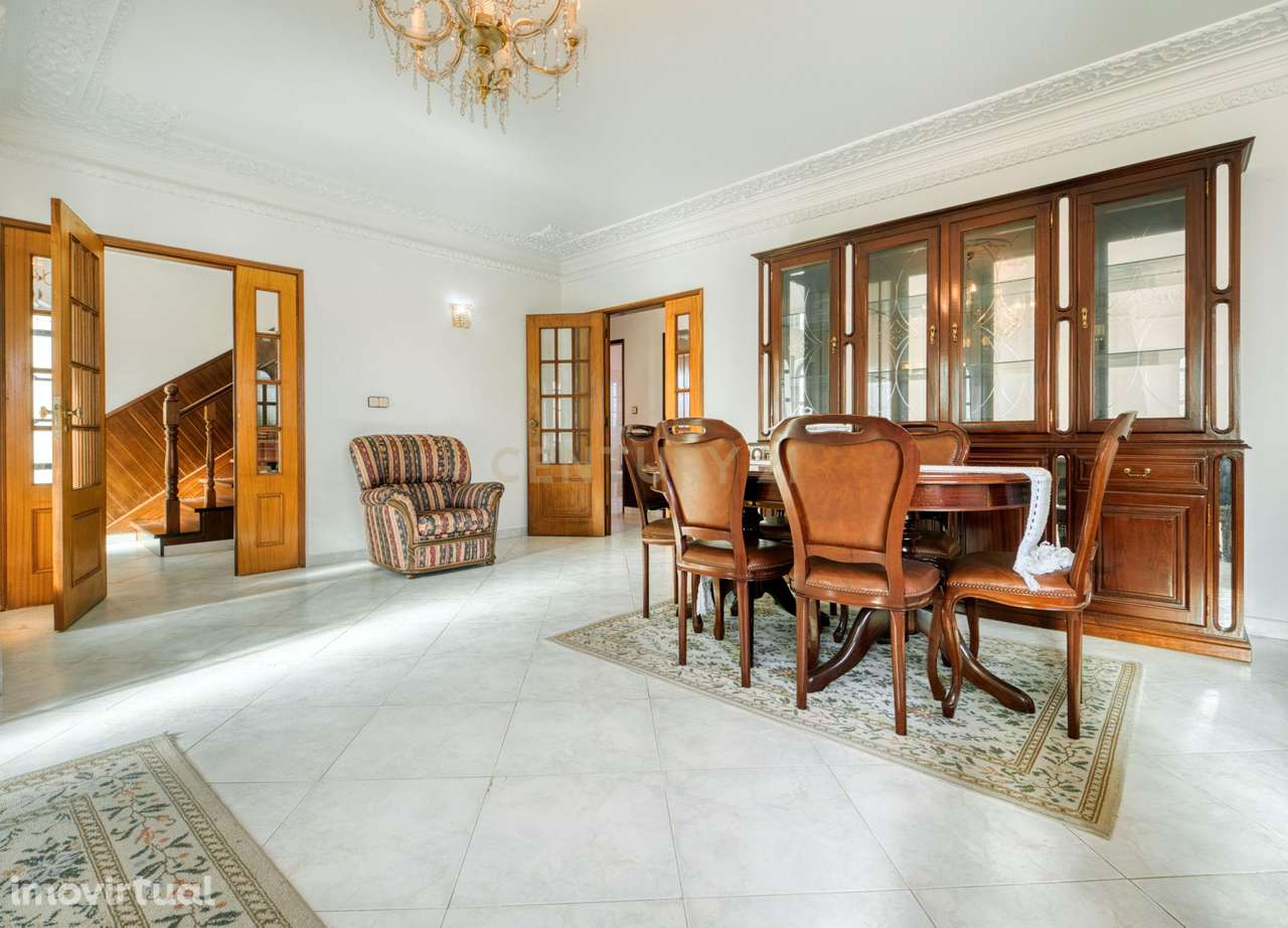 A Melhor Combinação entre Espaço e Localização — Moradia T5 Charneca d - Grande imagem: 3/26